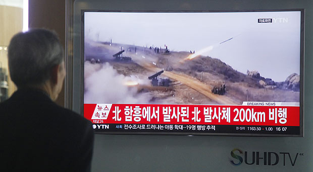 Sul-coreano assiste  reportagem sobre disparos de msseis no mar pela Coreia do Norte