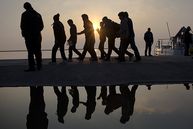 Refugiados chegam  ilha grega de Lesbos, aps fazerem travessia de barco pelo mar Egeu