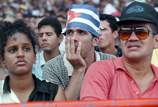 Torcida cubana em jogo de beisebol da seleo local em 1999 