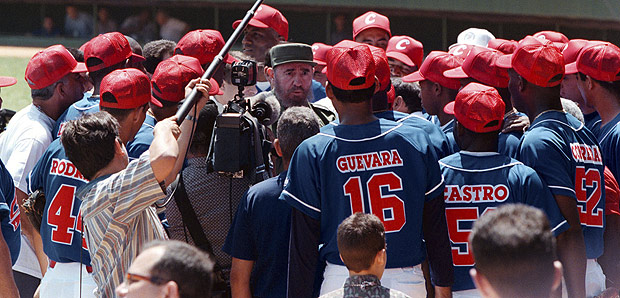 Fidel Castro com jogadores da seleo cubana em 1999 
