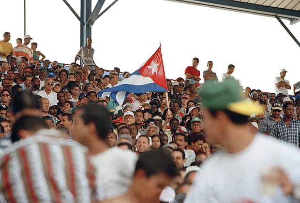 Torcedores cubanos durante jogo da seleo de beisebol do pas contra Baltimore Orioles, dos EUA, em 1999, em Havana