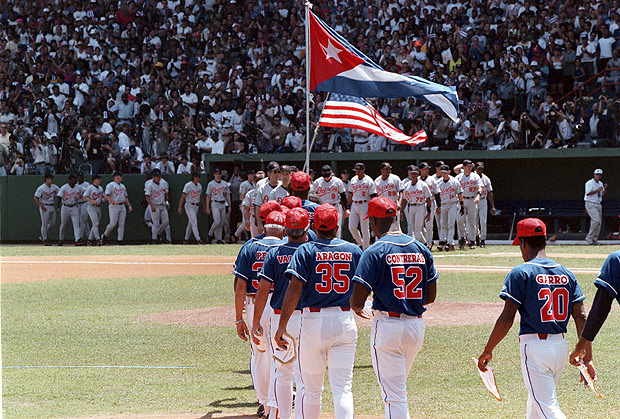 Seleo cubana de beisebol enfrenta o Baltimore Orioles, dos EUA, em 1999, em Havana