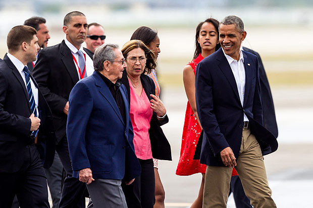 O ditador de Cuba, Ral Castro, despede-se de Barack Obama e sua famlia no aeroporto de Havana