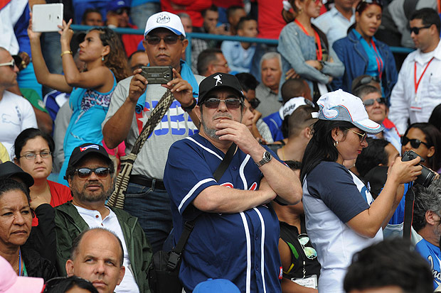 O lder das Farc, Rodrigo Londoo, conhecido como Timolen Jimnez, assiste ao jogo de beisebol