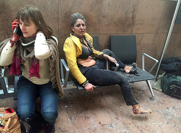 Mulher identificada como a indicana Nidhi Chaphekar  vista aps exploses em aeroporto de Bruxelas