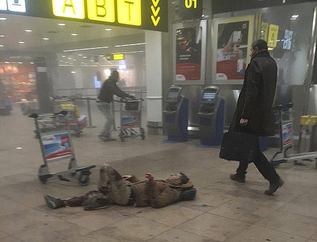 Homem ferido  visto no cho aps exploses no aeroporto de Zaventem, nos arredores de Bruxelas