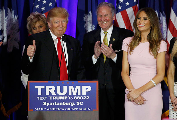 Republican U.S. presidential candidate Donald Trump gives a thumbs up after his wife Melania (R) spoke at his 2016 South Carolina presidential primary night victory rally in Spartanburg, South Carolina February 20, 2016. REUTERS/Jonathan Ernst ORG XMIT: HRB546