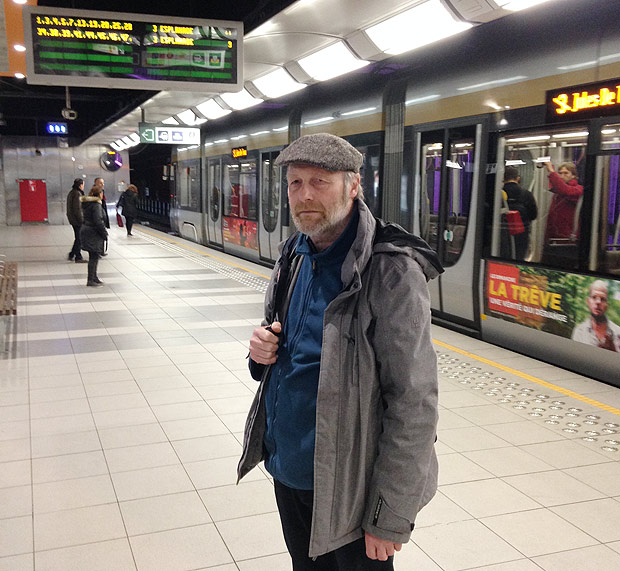 O aposentado belga Daniel Trumpeneers pega metr na estao Gare du Nord, em Bruxelas