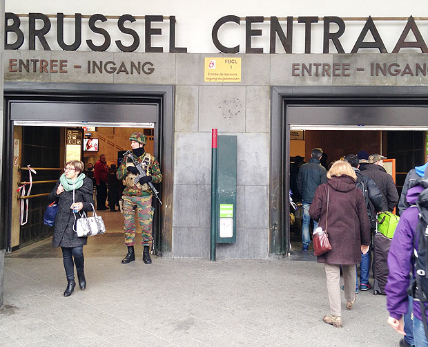 Aps atentados, soldados fazem revista na entrada da estao central de Bruxelas