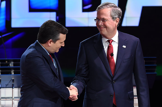 Ted Cruz e Jeb Bush se cumprimentam antes de debate presidencial em dezembro