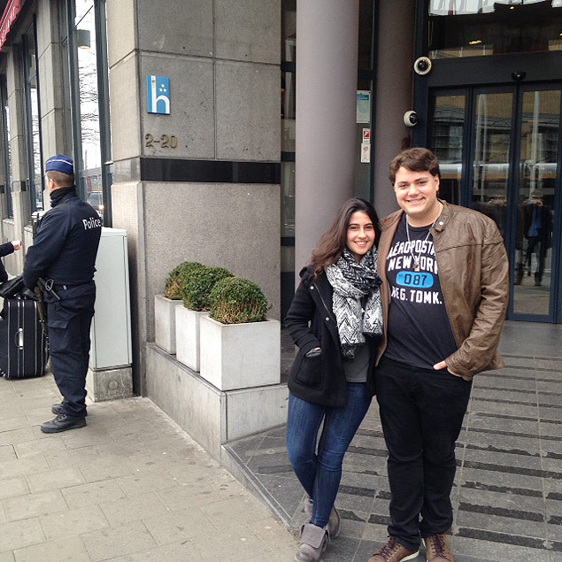 Os brasileiros Victria Testa e Matheus Garabosky na frente de seu hotel em Bruxelas, com entrada vigiada pela polcia