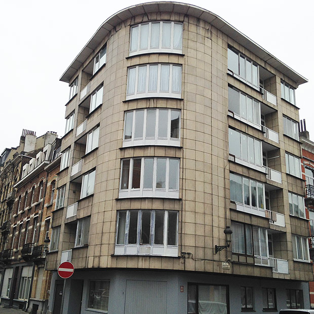 Legenda: fachada do prdio em Bruxelas onde viviam, no 5 andar, os irmos el-Bakraoui, responsveis pelos atentados de tera-feiraCrdito: Juliano Machado/Folhapress