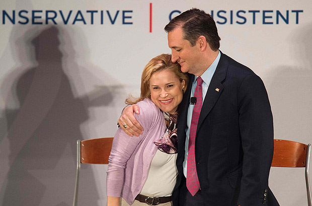 O senador pelo Texas Ted Cruz abraa a mulher, Heidi, em evento de campanha na Carolina do Sul