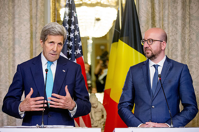 O secretrio de Estado dos EUA, John Kerry ( esq.), ao lado do primeiro-ministro belga, Charles Michel 