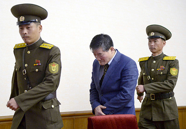 Kim Dong Chul (centro), que seria cidado naturalizado americano, aps conferncia de imprensa em Pyongyang