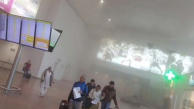Fumaa no aeroporto de Zaventem pouco aps duas exploses no local
