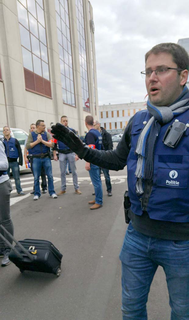 Pessoas do lado de fora do aeroporto Zaventem, perto de Bruxelas, pouco aps ataque
