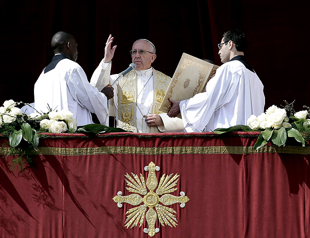 Pope Francis delivers the Urbi et Orbi benediction at the end of the Easter Mass in Saint Peter's Square at the Vatican March 27, 2016. REUTERS/Max Rossi ORG XMIT: SRE150