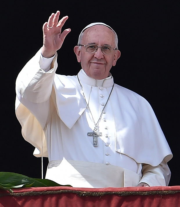 Papa Francisco cumprimenta pessoas na Basílica de São Pedro
