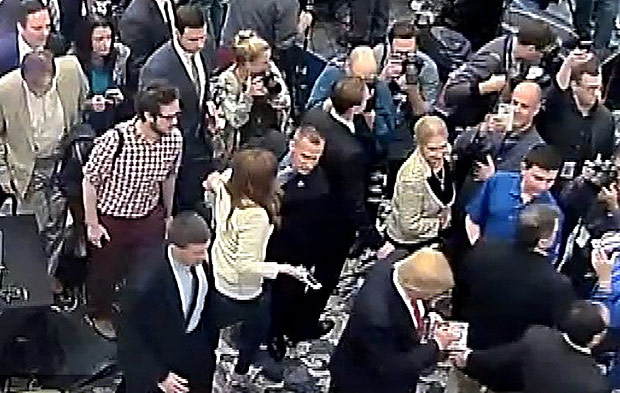 Imagens de cmera de segurana mostram Corey Lewandowski puxando a jornalista Michelle Fields