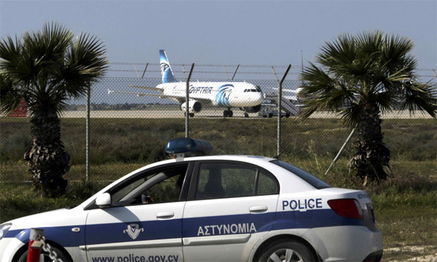 Polícia do Chipre isola parte do aeroporto onde está pousada aeronave da EgyptAir sequestrada 