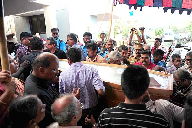 Parentes carregam o caixo do indiano Raghavendra Ganeshan, morto na estao de metr Maelbeek