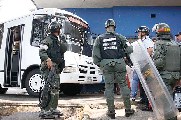 Membros da Guarda Nacional Bolivariana cercam o nibus usado no atropelamento