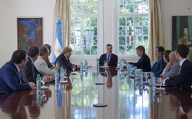Presidente da Argentina, Mauricio Macri (centro), rene-se com delegao da Unio Europeia