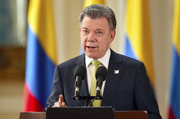 Handout picture released by the Colombian presidency showing Colombian President Juan Manuel Santos announcing the start of the peace talks with the National Liberation Army guerrillas (ELN), on March 30, 2016 in Bogota. Colombia's government launched peace negotiations Wednesday with the country's second-biggest guerrilla group, the left-wing ELN, broadening the push to end the country's bloody half-century conflict, officials said. AFP PHOTO / PRESIDENCIA RESTRICTED TO EDITORIAL USE - MANDATORY CREDIT 
