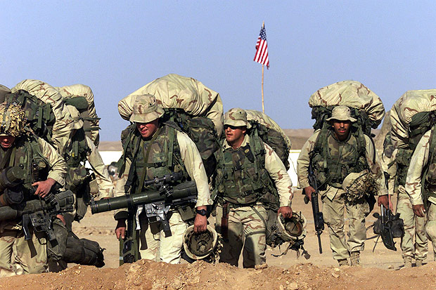 Soldados americanos perto de base dos Estados Unidos no Afeganisto, em foto de novembro de 2001