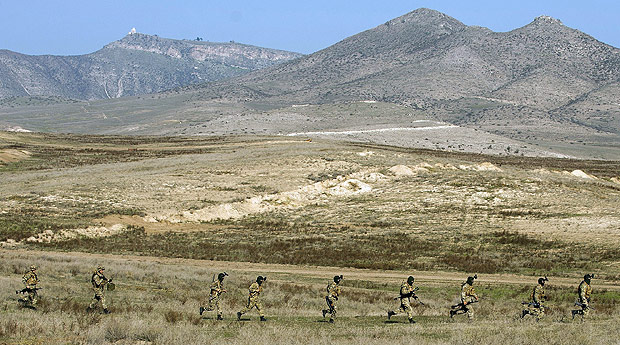 Foto de arquivo mostra foras armnias e de Garabagh em exerccio militar na regio 