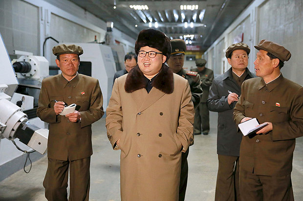 Ditador da Coreia do Norte, Kim Jong-un, faz visita a fbrica neste sbado (2)