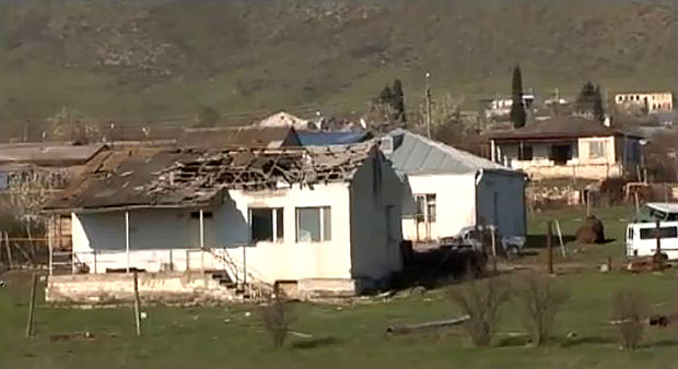 Casas danificadas pelos conflitos, segundo imagens divulgadas pelo governo separatista de Nagorno-Garabagh