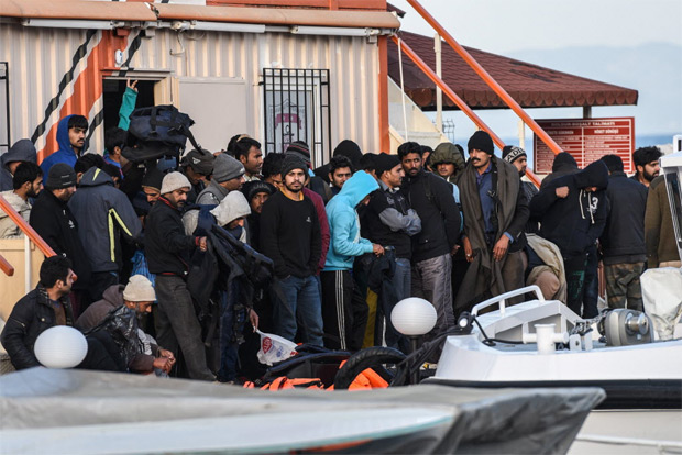 Migrantes desembarcam nesta segunda-feira (4) em porto turco aps serem deportados pela Grcia