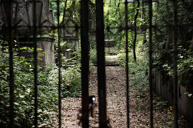 FILE -- The closed gates of a Cultural Revolution cemetery in Chongqing, China, June. 1, 2011. This year, 2016, marks fifty years since the start of the Cultural Revolution, and the cemetery embodies Chinas truncated, censored reckoning with its legacy. Here the tension between official silence and grassroots remembrance is palpable. (Gilles Sabrie/The New York Times) ORG XMIT: XNYT16 ***DIREITOS RESERVADOS. NO PUBLICAR SEM AUTORIZAO DO DETENTOR DOS DIREITOS AUTORAIS E DE IMAGEM***