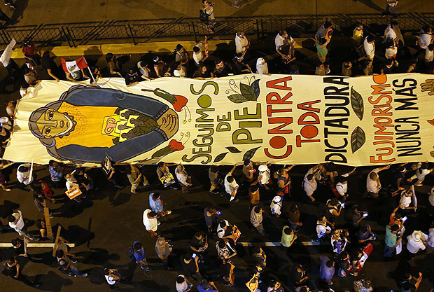 Manifestantes fazem ato que lembra o autogolpe de Alberto Fujimori de 1992, s vsperas da eleio