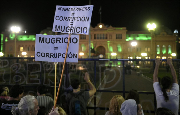 Manifestantes protestam diante da Casa Rosada contra o presidente argentino Mauricio Macri