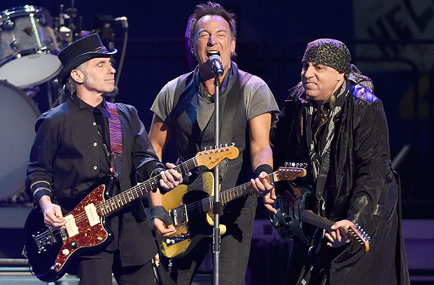 Bruce Springsteen, no centro, em show com Nils Lofgren ( esq.) e Steven Van Zandt 