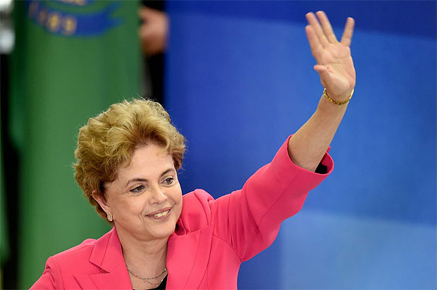  Brazilian President Dilma Rousseff waves during the event Women in Defense of Democracy at the Planalto Palace in Brasilia, on April 7, 2016. The impeachment of President Rousseff should go ahead, said Wednesday the rapporteur for a lower house special commission of the impeachment, bringing the country's political crisis a step closer to a showdown. / AFP PHOTO / EVARISTO SA ORG XMIT: ESA445
