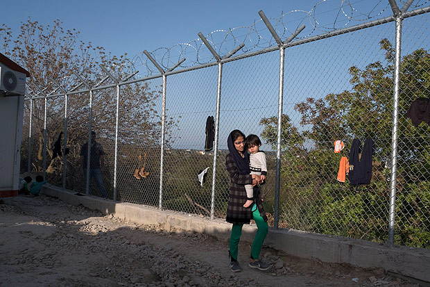 Mulher e criana em campo de deteno de migrantes na ilha grega de Chios