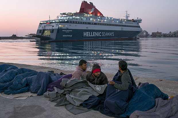 Migrantes e refugiados se concentram no porto grego de Chios  espera de uma deciso sobre seu destino 