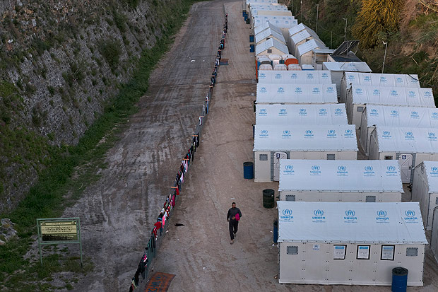 Campo de migrantes na ilha grega de Chios; milhares de srios e afegos esto concentrados no pas