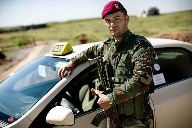 Rawf Mahmoud, 30, soldado peshmerga, trabalha como taxista para complementar sua renda