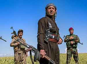 Peshmergas com salários atrasados, são obrigados a fazerem trabalhos extras para complementar a renda – Fabio Braga/Folhapress Peshmergas com salários atrasados, são obrigados a fazerem trabalhos extras para complementar a renda – Fabio Braga/Folhapress