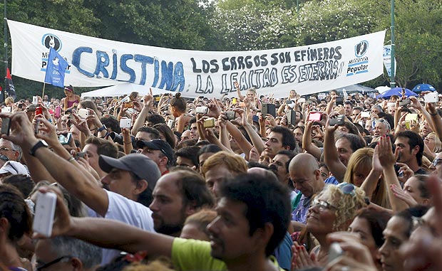 Manifestantes fazem ato em apoio a Cristina Kirchner em parque de Buenos Aires em fevereiro