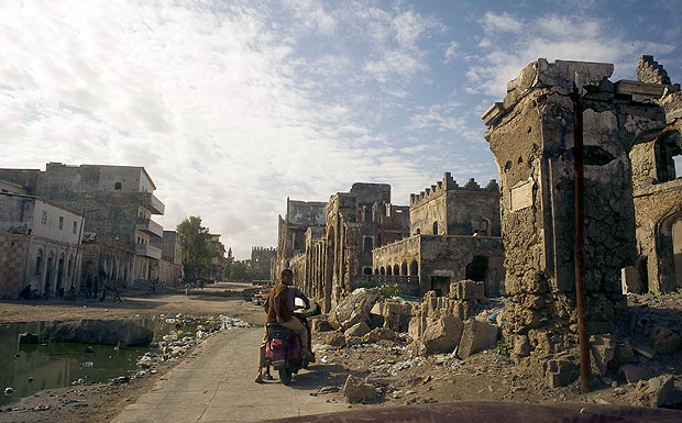 Construes em runas no centro de Mogadcio mostram os efeitos de 20 anos de guerra civil; foto  de 2011