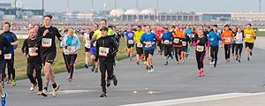Corredores participam de meia maratona que passa por obra inacabada de aeroporto em Berlim – Gunter Wicker/Divulgação Corredores participam de meia maratona que passa por obra inacabada de aeroporto em Berlim – Gunter Wicker/Divulgação