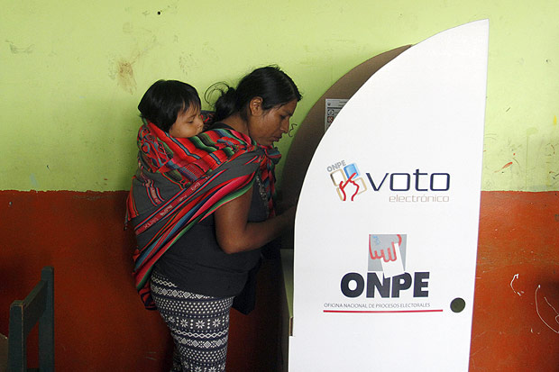 A woman votes during presidential election at a polling station at a classroom in Lima's district of Manchay, Peru, April 10, 2016. REUTERS/Paco Chuquiure FOR EDITORIAL USE ONLY. NO RESALES. NO ARCHIVE. ORG XMIT: LIM22