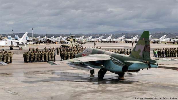 Militares e avies russos na base area de Hmeimim, na Sria. 