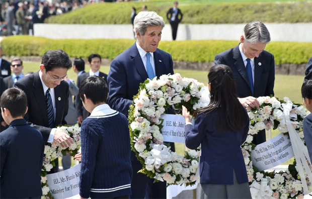 Secretrio de Estado americano, John Kerry (centro), durante visita ao Memorial da Paz de Hiroshima